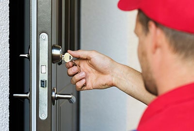 Мастер работает с замком.